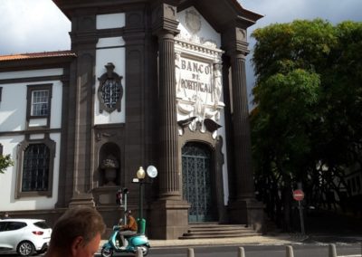 Banque du Portugal, 2 gardes en permanence non visibles sur la photo